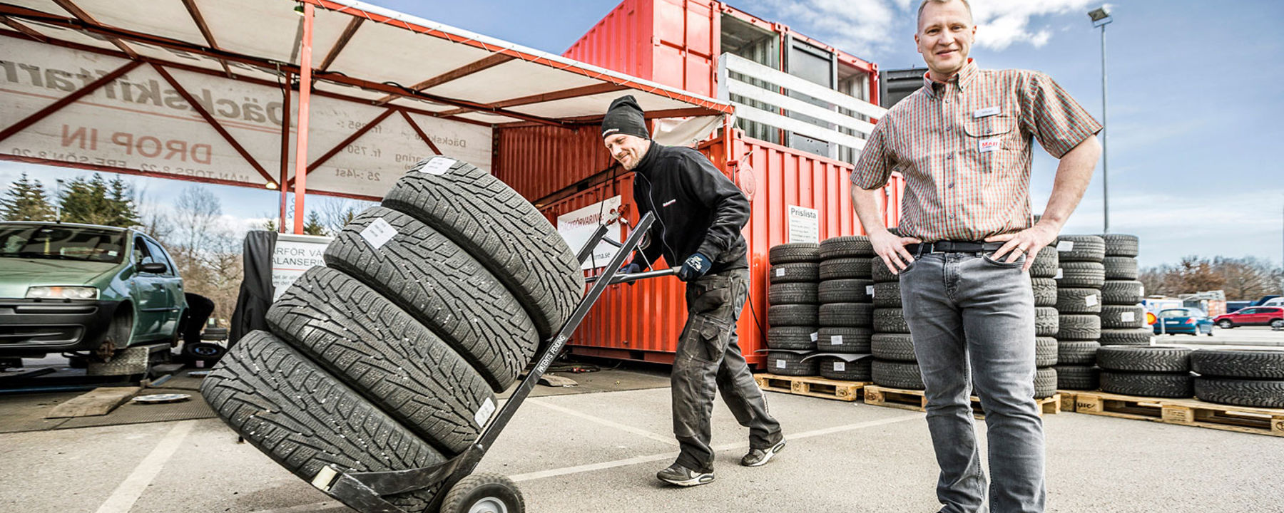 En man som kör fram fyra bildäck