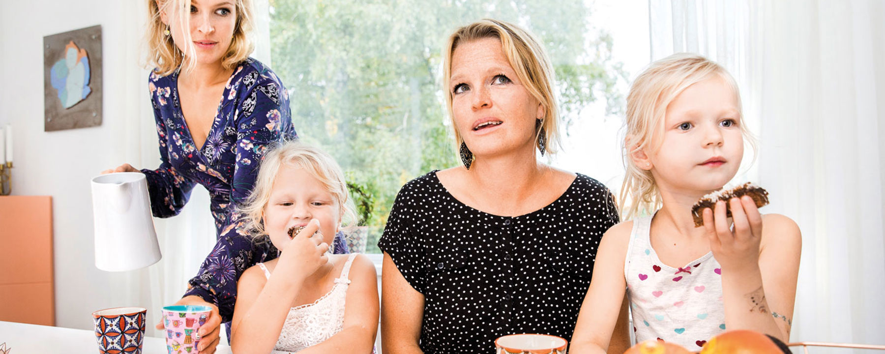 Stina och Britta fikar med barnen.