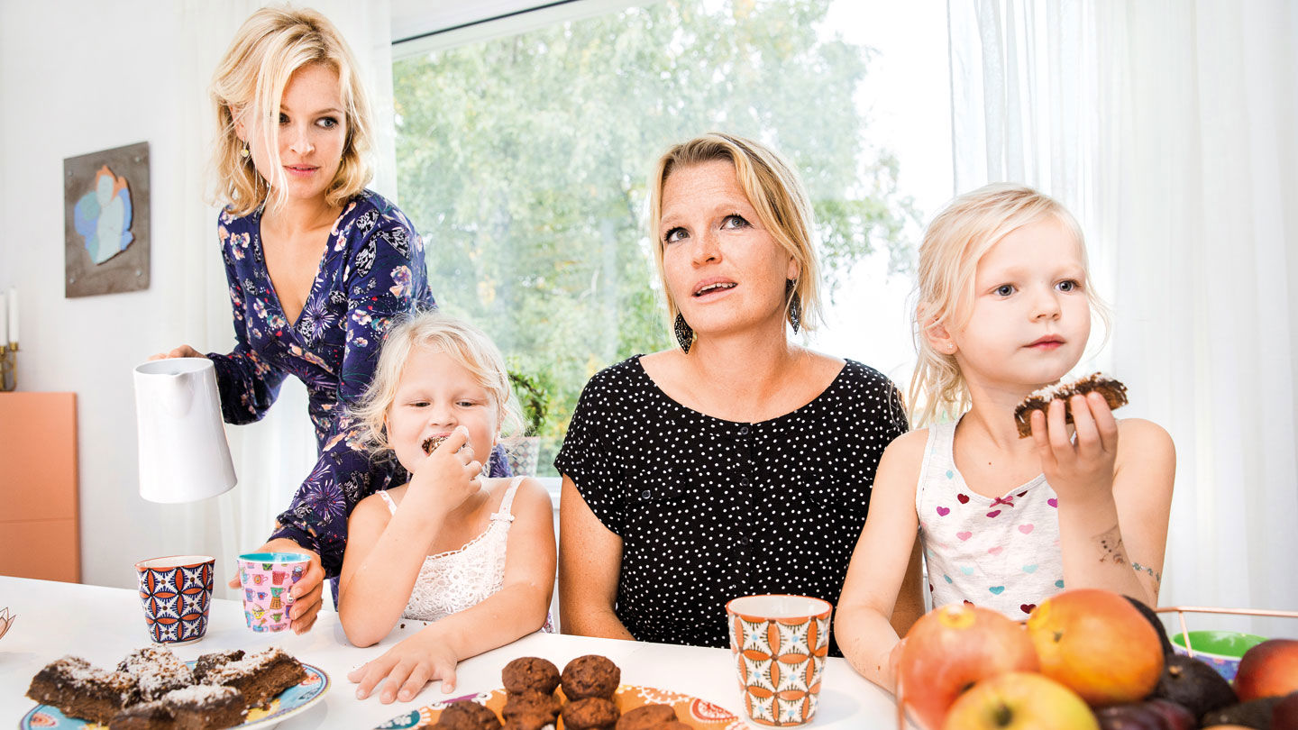 Stina och Britta fikar med barnen.