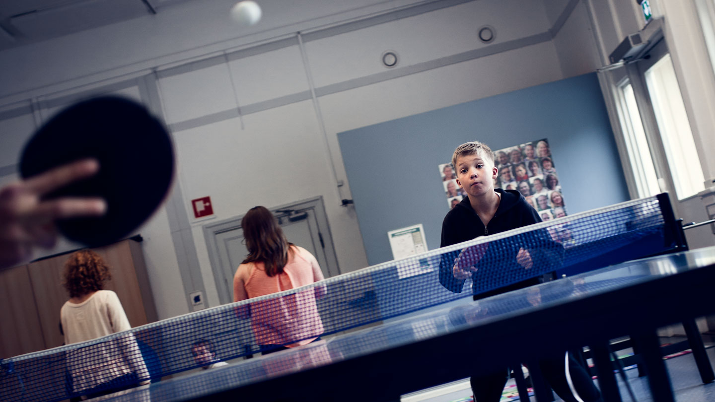 Alexander spelar pingis.