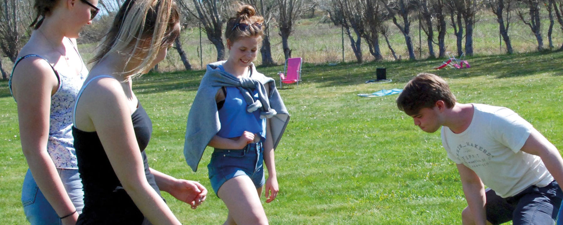 Ungdomar strechar utomhus.