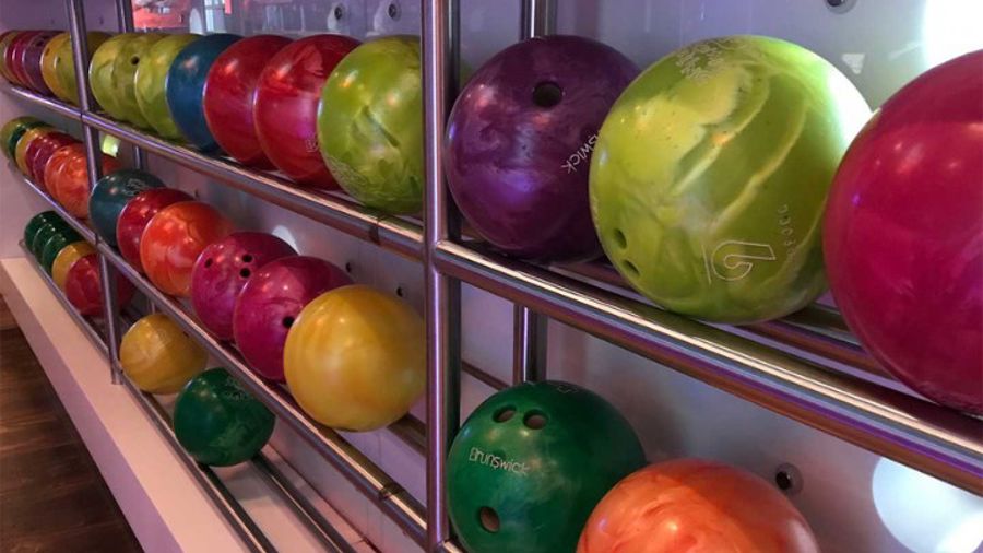 Färgglada bowlingklot i två rader 