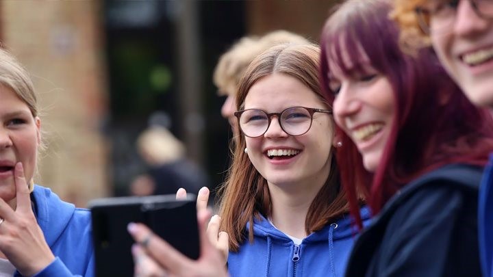 Tre leende tonårstjejer